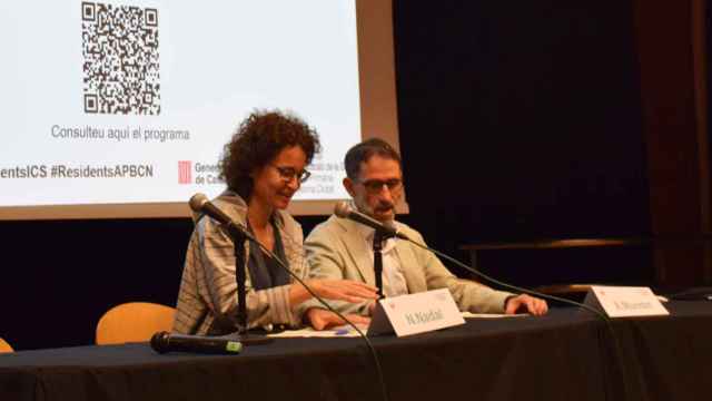 Nuria Nadal (i), gerente del ICS en Barcelona, en un acto público / Cedida