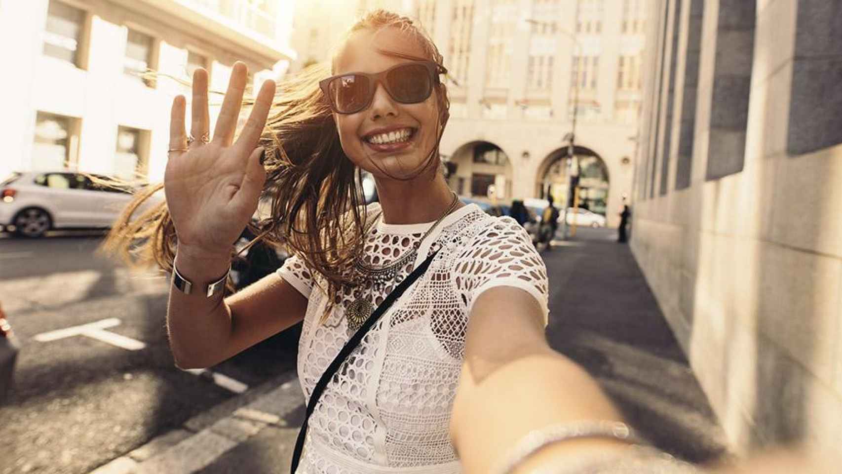 Una chica haciéndose un 'selfie' para redes sociales durante un viaje / BOOKING