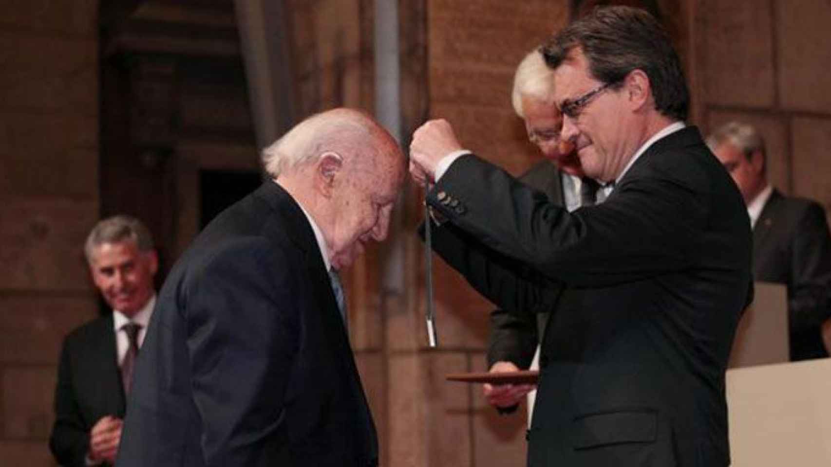 Casimiro Molins recibe la Creu de Sant Jordi en 2012 de manos del entonces presidente de la Generalitat, Artur Mas / CG