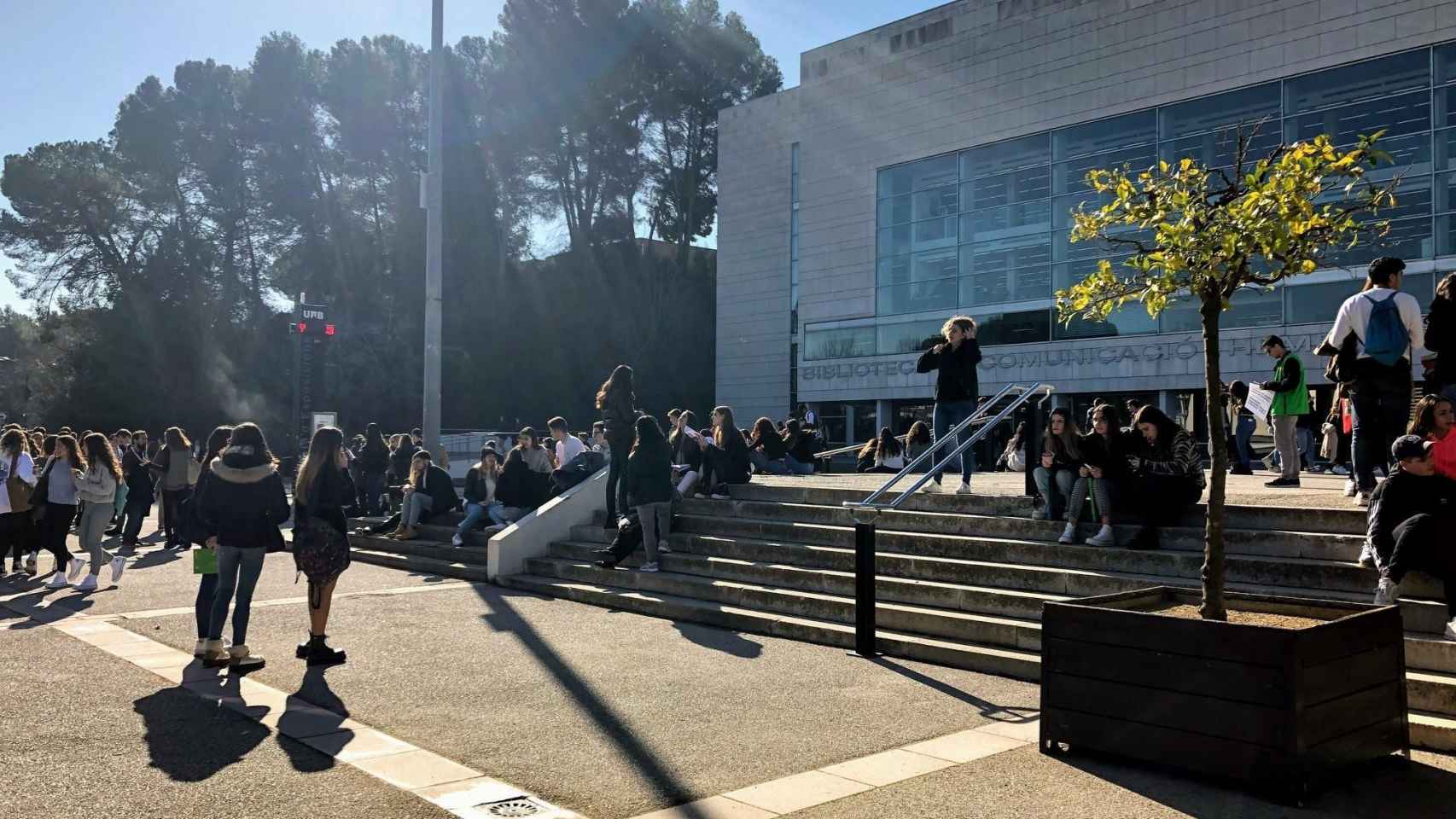 Jóvenes universitarios en el campus de la Universitat Autònoma de Barcelona, cuyos profesores denuncian que Geis quiere cerrar los centros al mundo / EP