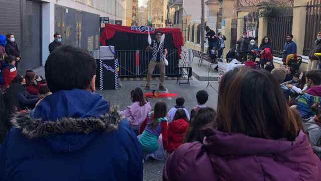 Actuación de magia en el Carnaval por la reubicación del albergue del Hotel Aristol, ante la escuela Mas Casanovas / CG