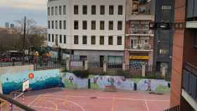 Patio de la escuela Mas Casanovas de Barcelona. Justo delante, el edificio blanco del Hotel Aristol, donde se ubicará el narcoalbergue de personas sin hogar toxicómanas / CG