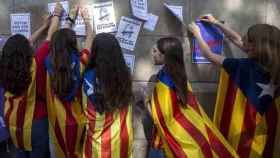 Menores estudiantes de ESO con banderas independentistas cuelgan carteles a favor del referéndum / EFE