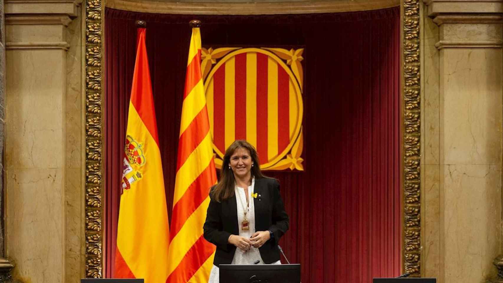 La nueva presidenta del Parlament, Laura Borràs, posa en el hemiciclo tras la sesión constitutiva de la Cámara catalana / EFE