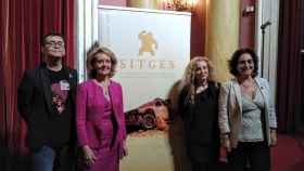 Aurora Carbonell, alcaldesa de Sitges (primera por la derecha) en una imagen de archivo / EP