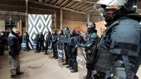 Agentes de la Brigada Móvil de los Mossos d'Esquadra, desalojando la 'rave' de Llinars / CG