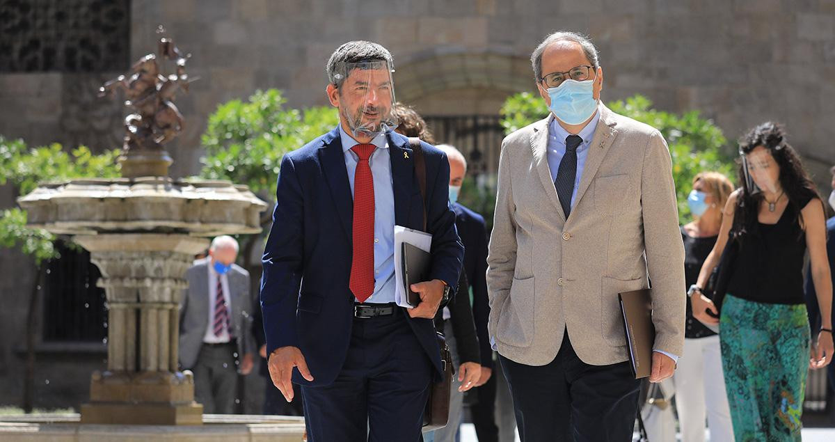 Joan Canadell (I) presidente de las cámaras de comercio catalanas ataviado con su mascarilla catalana, junto al presidente de la Generalitat, Quim Torra (d) / GENCAT