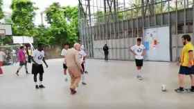 Ernest Maragall, candidato de ERC a la alcaldía de Barcelona, juega a fútbol con menores extranjeros no acompañados (MENA) / CG