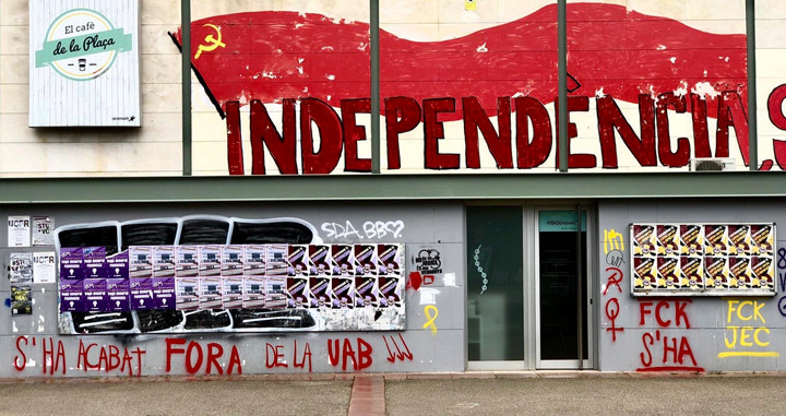 Imagen de grafitis, lazos amarillos y propaganda independentista en la UAB / TWITTER