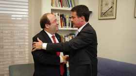 El exprimer ministro francés Manuel Valls en la sede del PSC con el líder de los socialistas catalanes, Miquel Iceta / CG