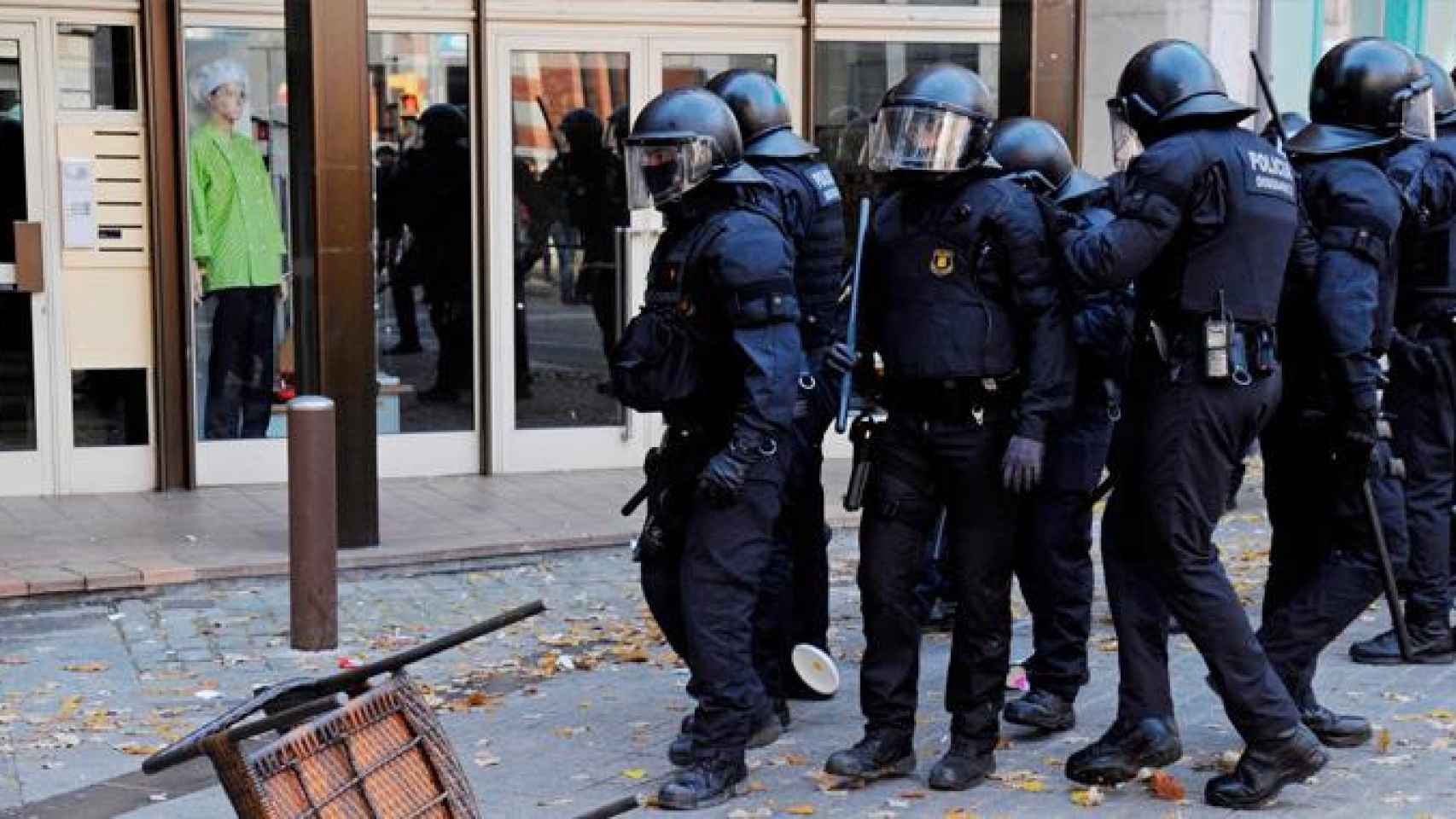 Mossos d'Esquadra, durante su intervención en los disturbios en la ciudad de Girona el Día de la Constitución / EFE