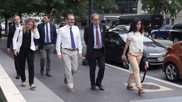 Josep Lluís Alay (primero por la izquierda) y Josep Costa (en el centro junto a Quim Torra) en Washington