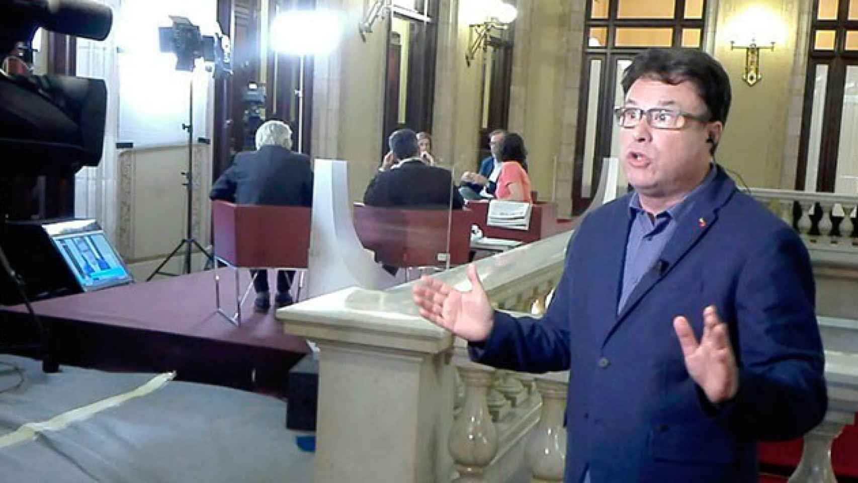 El portavoz de los comunes Joan Josep Nuet en los pasillos del Parlament / CG