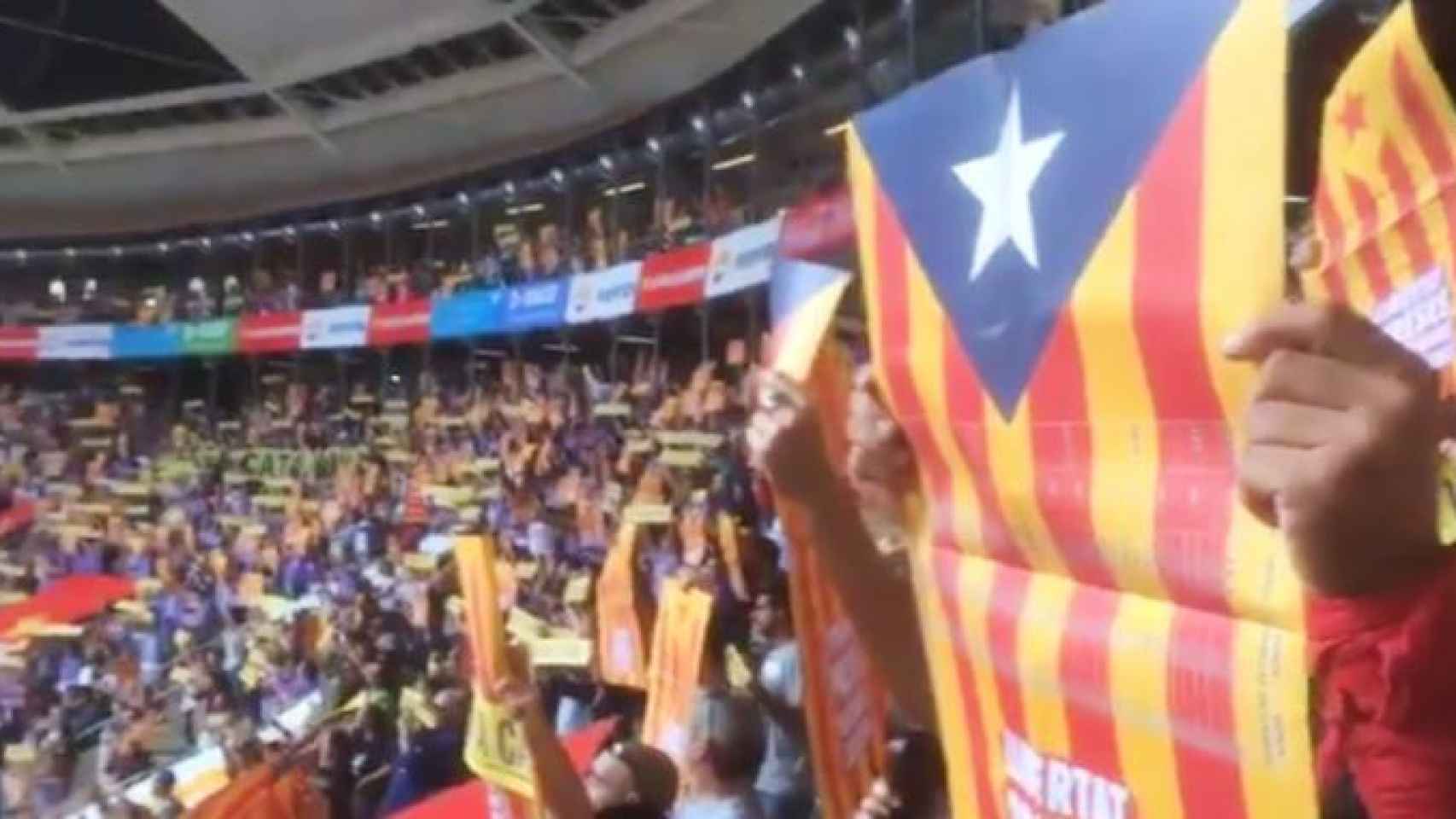 Banderas independentistas en el Tarraco Arena de Tarragona durante el Concurso de Castillos de 2018 / CG