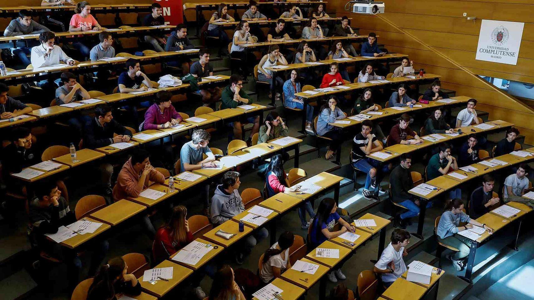 Estudiantes en las pruebas de selectividad, que les conducen a las universidades y a los estudios, entre otros, de filología, para ser profesores de catalán /Efe