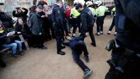 Cargas policiales contra los manifestantes independentistas frente al Parlament / EFE