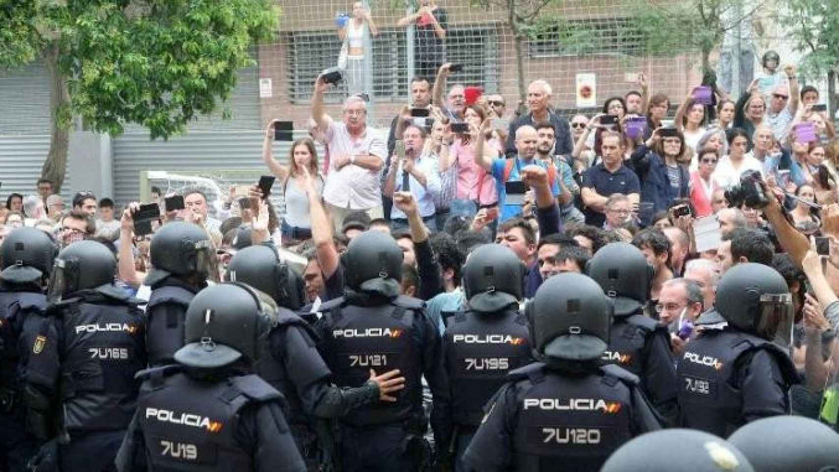 Agentes del Cuerpo Nacional de Policía tratan de impedir la celebración del 1-O; archivan la causa de odio de los profesores de Lleida / EFE