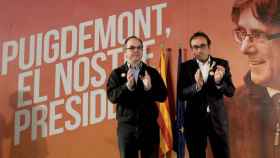 Josep Rull (i), en un acto de campaña de JxCat en la que solicitaban la presidencia de Carles Puigdemont, junto a Jordi Turull (i) / EFE