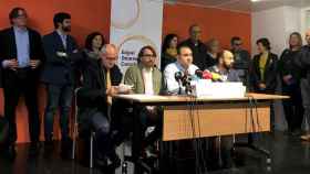 El secretario general de UGT de Cataluña, Camil Ros (2i, en la mesa), junto a su homólogo en CCOO, Javier Pacheco (2d), en la presentación del espacio 'Democràcia i Convivència' / CG