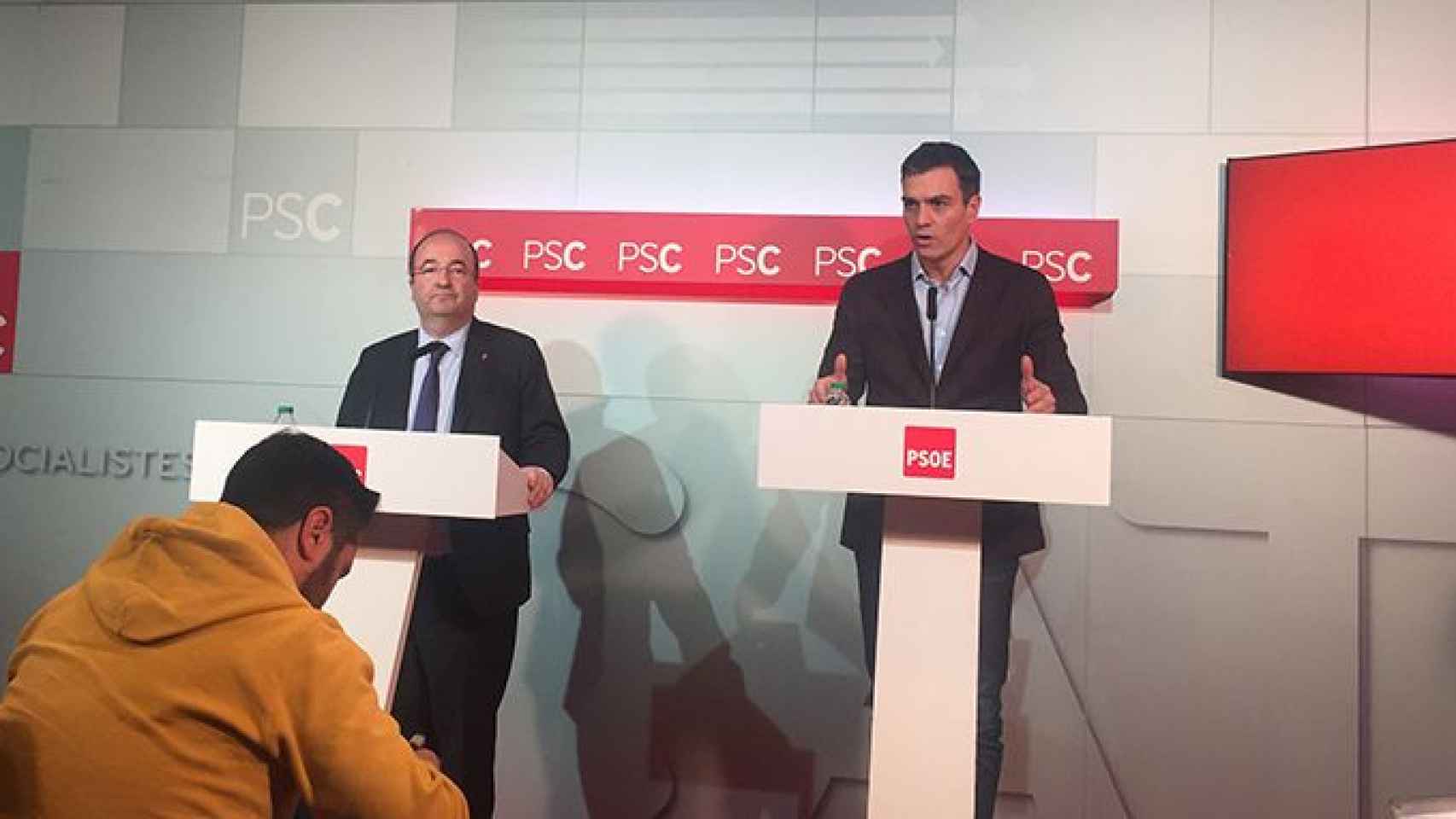 El líder del PSOE, Pedro Sánchez (d), quien ha dicho a Rajoy que para ser grande en España hay que serlo en Cataluña, y el primer secretario del PSC, Miquel Iceta, tras el 21D / CG