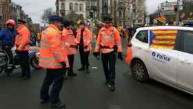 Agentes de la policía federal belga del distrito de Mongomery, con la estelada en su coche, ayer ⁄ CG