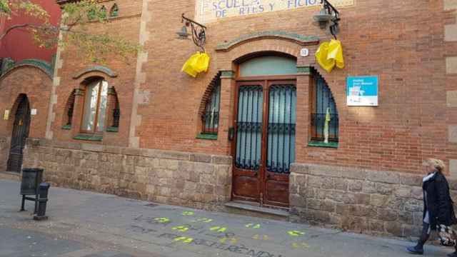 Lazos amarillos y pintadas pro presos en el Instituto Juan Manuel Zafra de Barcelona / CG