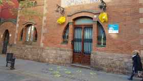 Lazos amarillos y pintadas pro presos en el Instituto Juan Manuel Zafra de Barcelona / CG