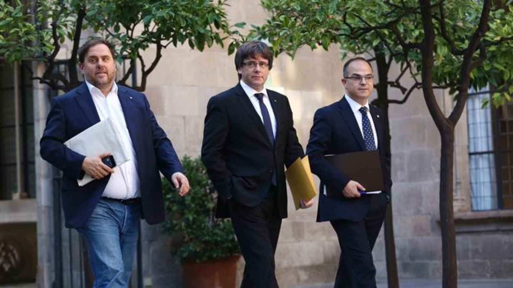 El vicepresidente de la Generalitat, Oriol Junqueras (i), el 'president', Carles Puigdemont, y el consejero de Presidencia, Jordi Turull (d) en el Palau de la Generalitat / CG