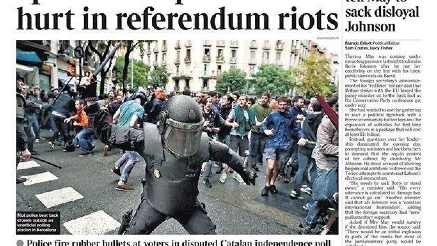 La portada de 'The Times' recoge una gran foto de un policía golpeando a manifestantes en una calle de Barcelona / EUROPA PRESS