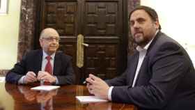 Oriol Junqueras (derecha) y Cristóbal Montoro (derecha) en una reunión en el Ministerio de Hacienda el pasado marzo.