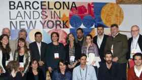 La alcaldesa de Barcelona, Ada Colau, junto al primer teniente de alcalde, Gerardo Pisarello, junto a un grupo de diseñadores catalanes en Nueva York / EFE