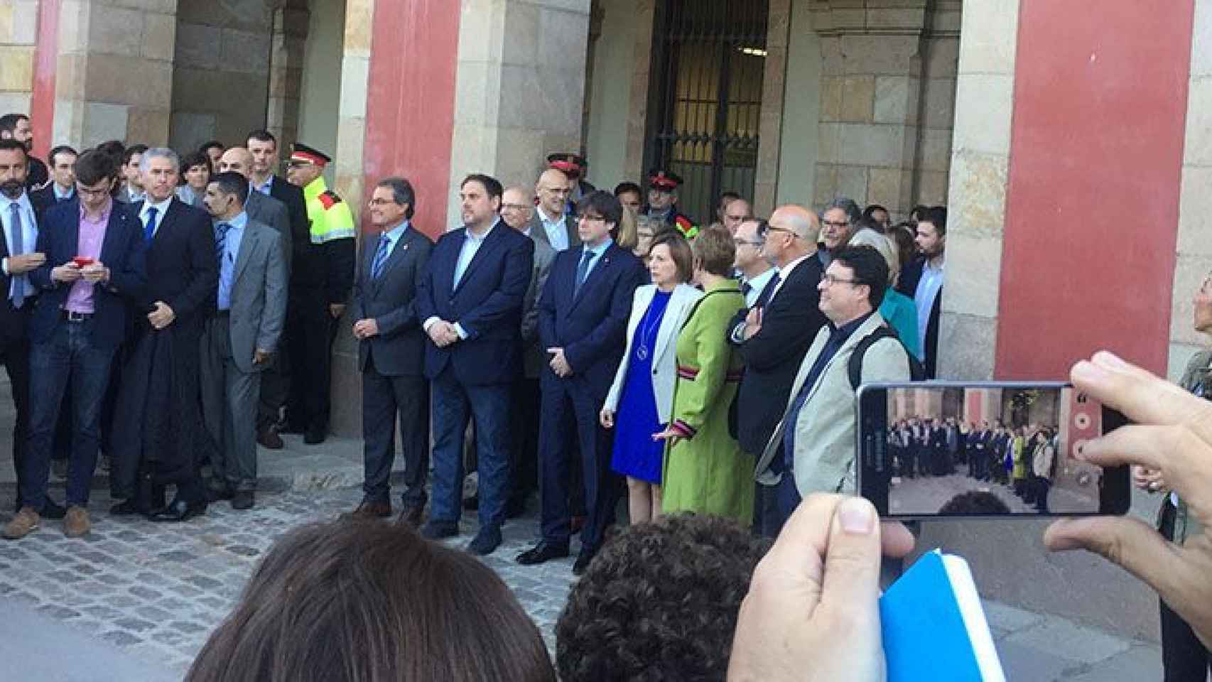Artur Mas, Oriol Junqueras, Carles Puigdemont, Raül Romeva y Gerardo Pissarello han acudido a arropar a Carme Forcadell a la sede del Parlamento catalán / CG