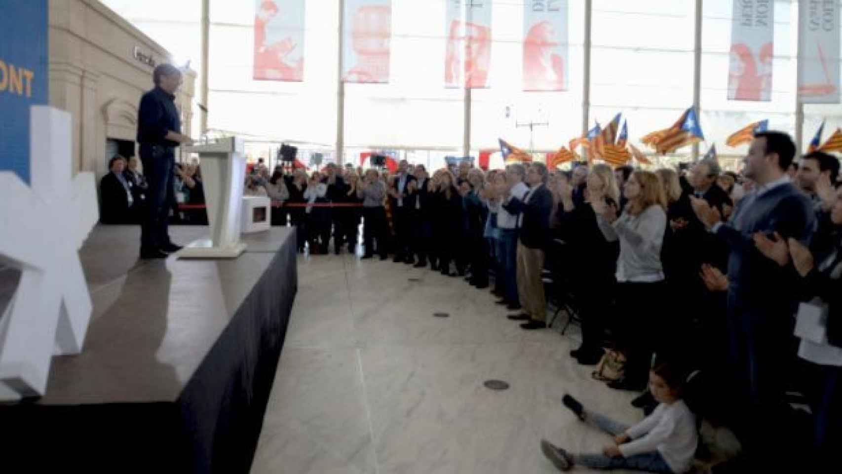 Carles Puigdemont, presidente del Gobierno catalán, recibe los aplausos del público que ha asistido al acto del PDECat en el Teatre Nacional de Barcelona / CG