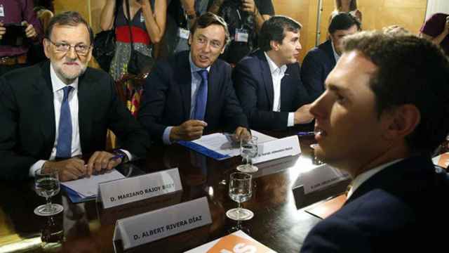 El presidente en funciones, Mariano Rajoy, y el líder de Ciudadanos, Albert Rivera, en la firma del pacto de investidura. / EFE