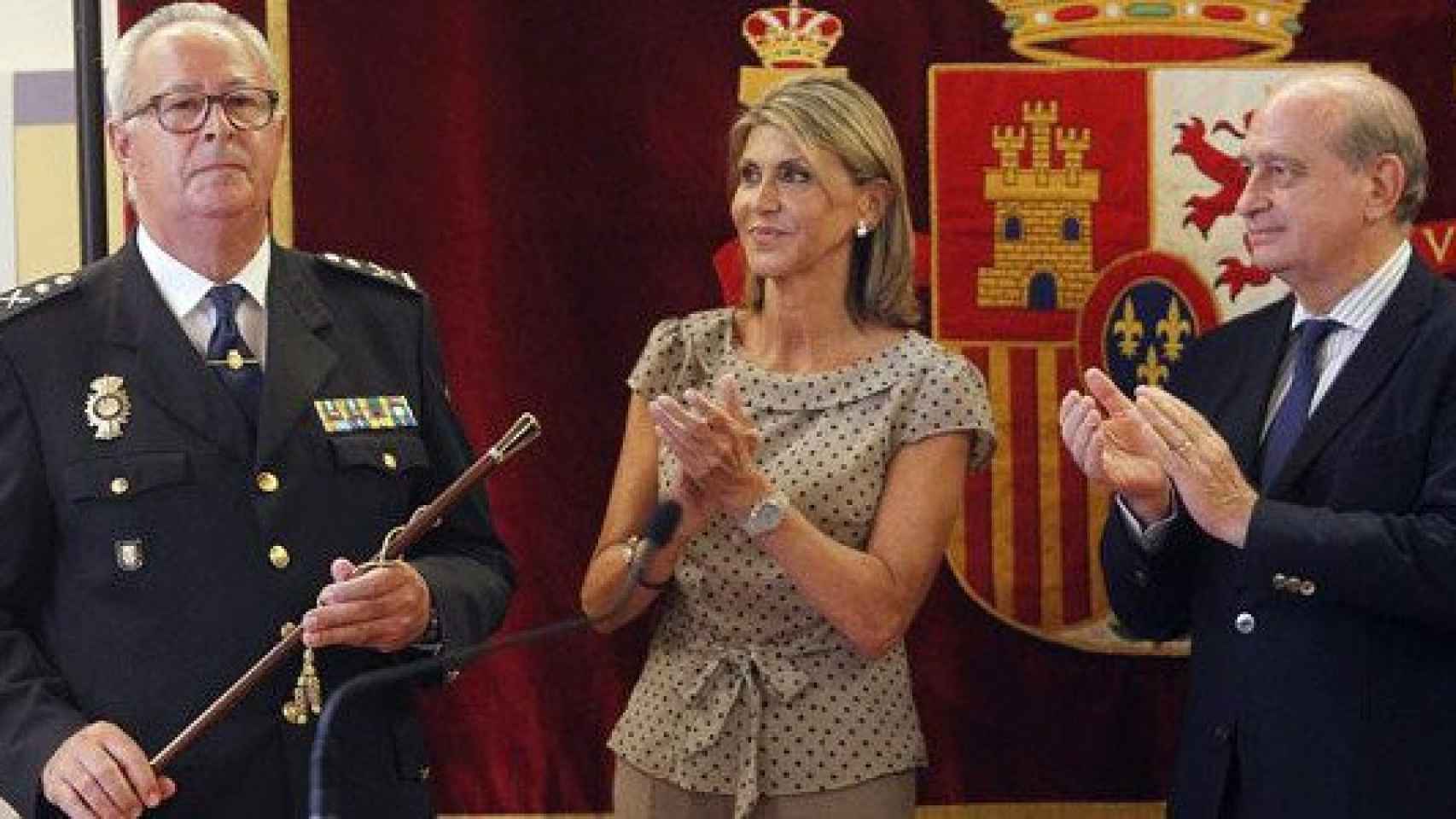 El nuevo jefe superior de la Policía Nacional en Cataluña, Sebastián Trapote; la delegada del Gobierno, María de los Llanos de Luna, y el ministro del Interior, Jorge Fernández Díaz.