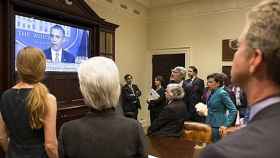 Miembros del gabinete de Barack Obama escuchan el discurso del presidente sobre el cierre del Gobierno