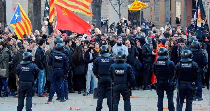 Mossos d'Esquadra de la Brigada Móvil, conteniendo a los CDR en Girona ayer / EFE
