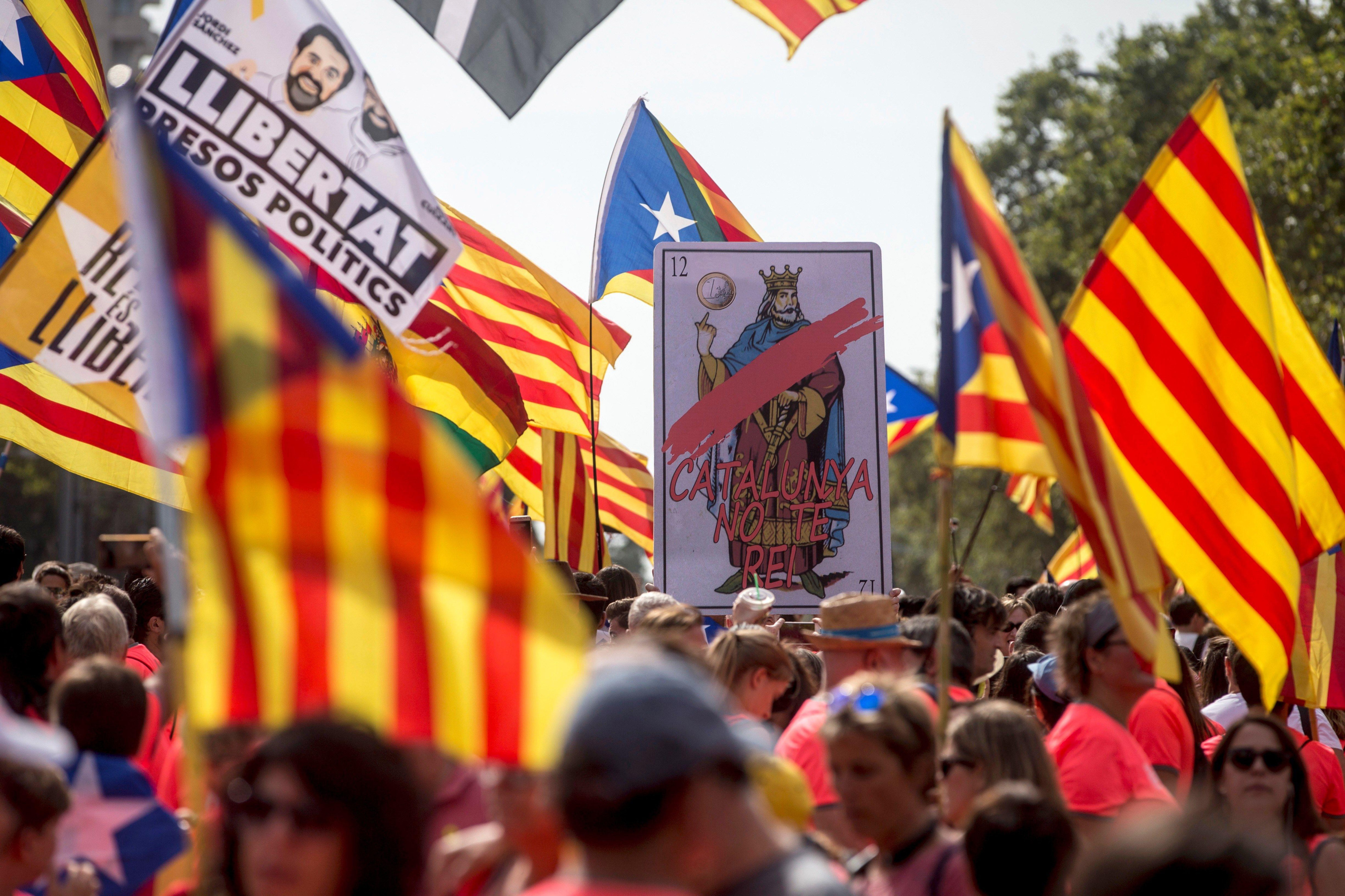 Una carta gigante con la inscripción '' Catalunya no te rei'' (Cataluña no tiene rei) antes del comienzo de la manifestación independentista / EFE