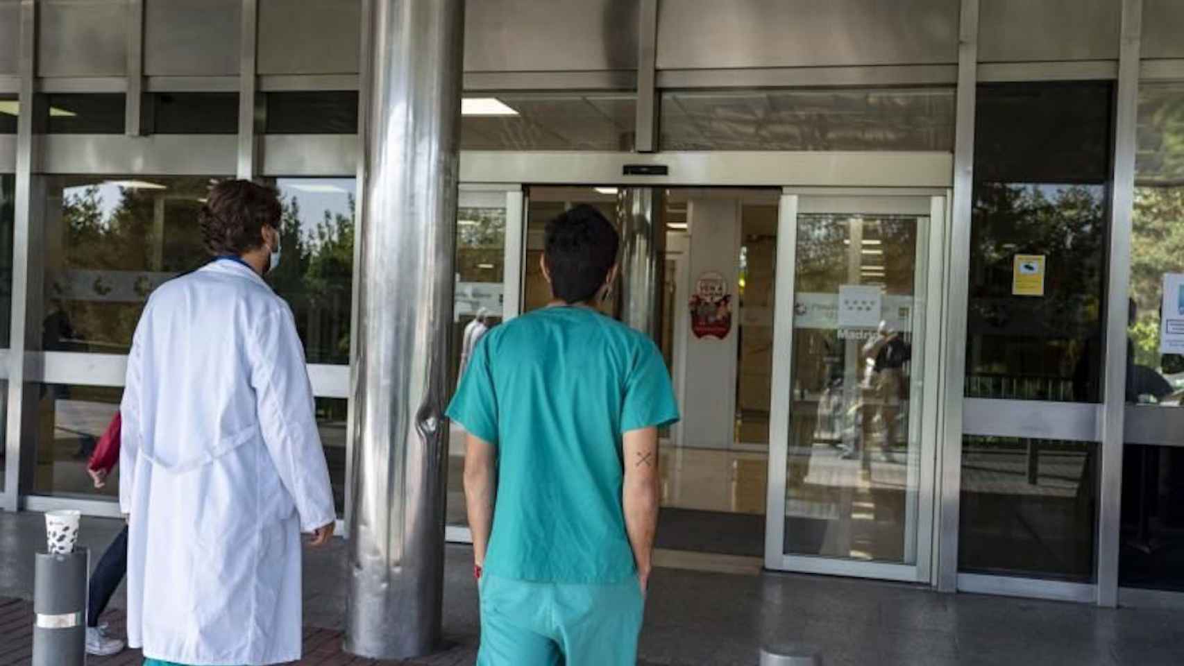 Dos médicos entran en un centro hospitalario