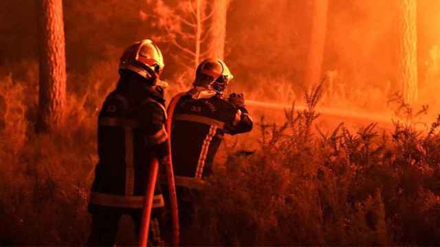 Los bomberos plantan cara al fuego de Hostens, cerca de Burdeos (Francia) / BOMBEROS DE GIRONDE