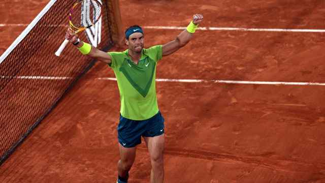 Rafa Nadal celebra su victoria en semifinales contra el alemán Alexander Zverev durante el torneo Roland Garros / EFE
