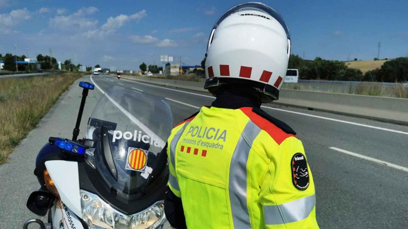 Un agente de tráfico en el lugar de un accidente, como el ocurrido en Deltebre / EP