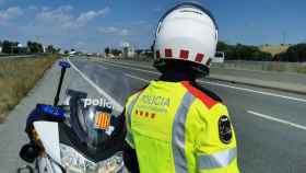 Un agente de tráfico en el lugar de un accidente, como el ocurrido en Deltebre / EP