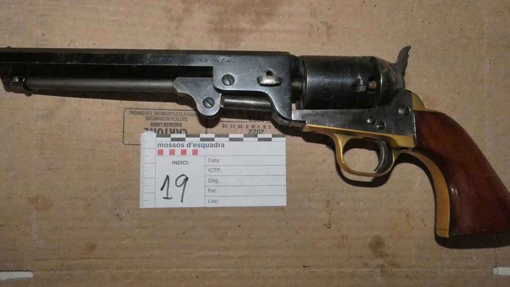 Una de las armas incautadas al vecino de Prades que tenía un arsenal en casa / MOSSOS