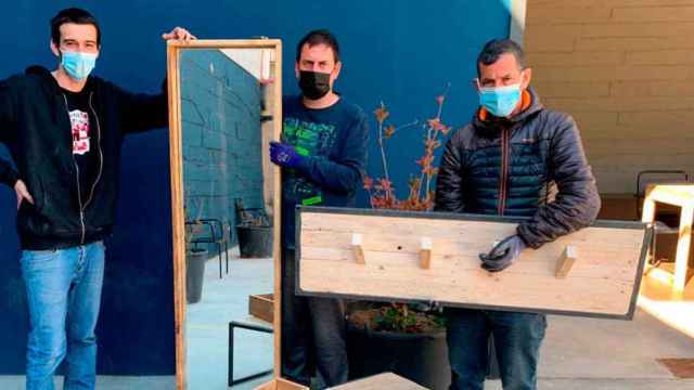 Residuos de madera transformados en muebles artesanos por personas con trastorno de salud mental / AMPANS
