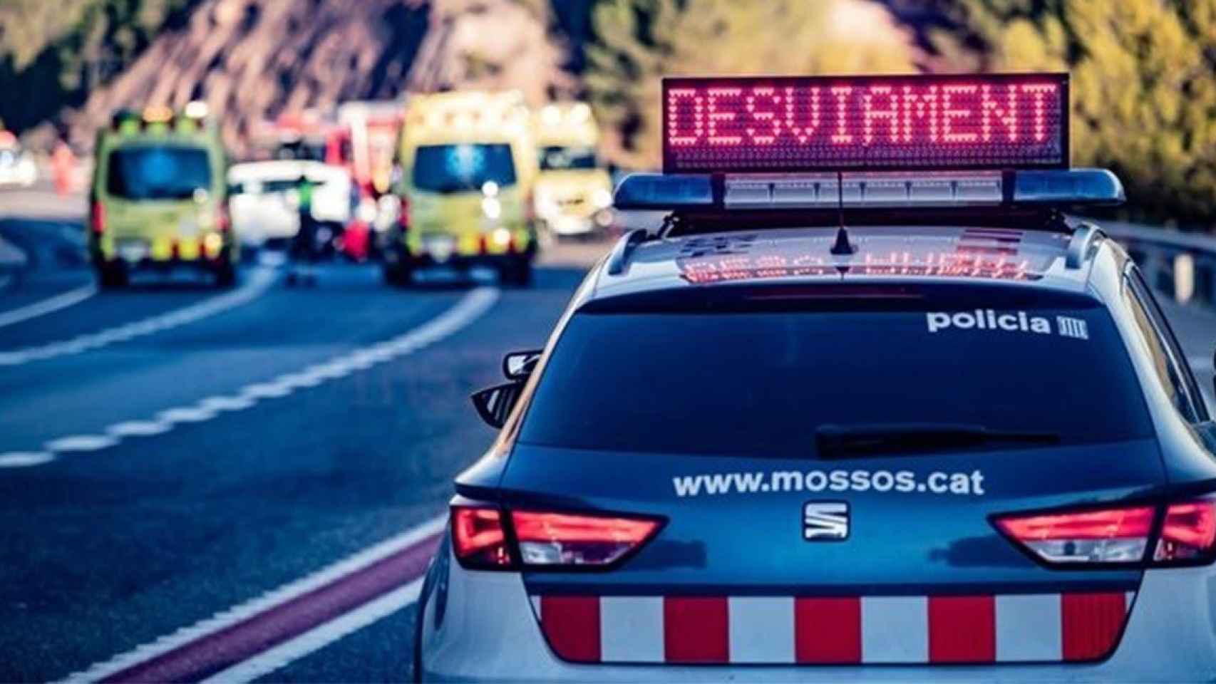 Ambulancias y patrullas de los Mossos  tras un choque en carretera / SERVEI CATALÀ DE TRÀNSIT