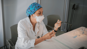 Una enfermera prepara la vacuna Pfizer contra el Covid / David Zorrakino (EP)