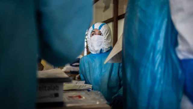 Una sanitaria ataviada con mascarilla quirúrgica en el Hospital Clínic Barcelona / EP