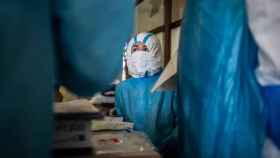 Una sanitaria ataviada con mascarilla quirúrgica en el Hospital Clínic Barcelona / EP