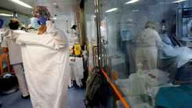Profesionales sanitarios trabajan en una de las ucis del Hospital Clínic de Barcelona para pacientes Covid / TONI ALBIR - EFE